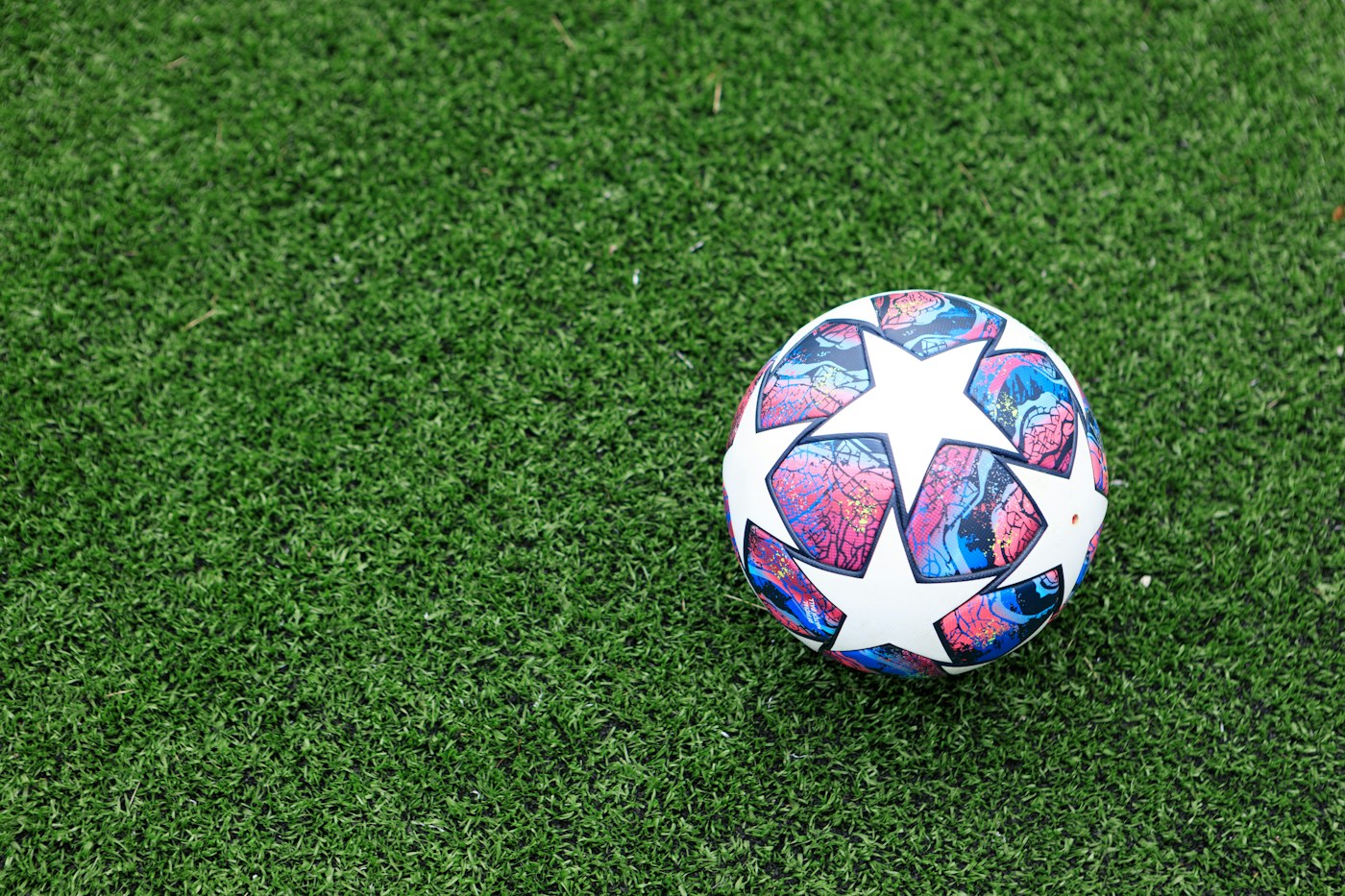 Çim sahada bir futbol topu